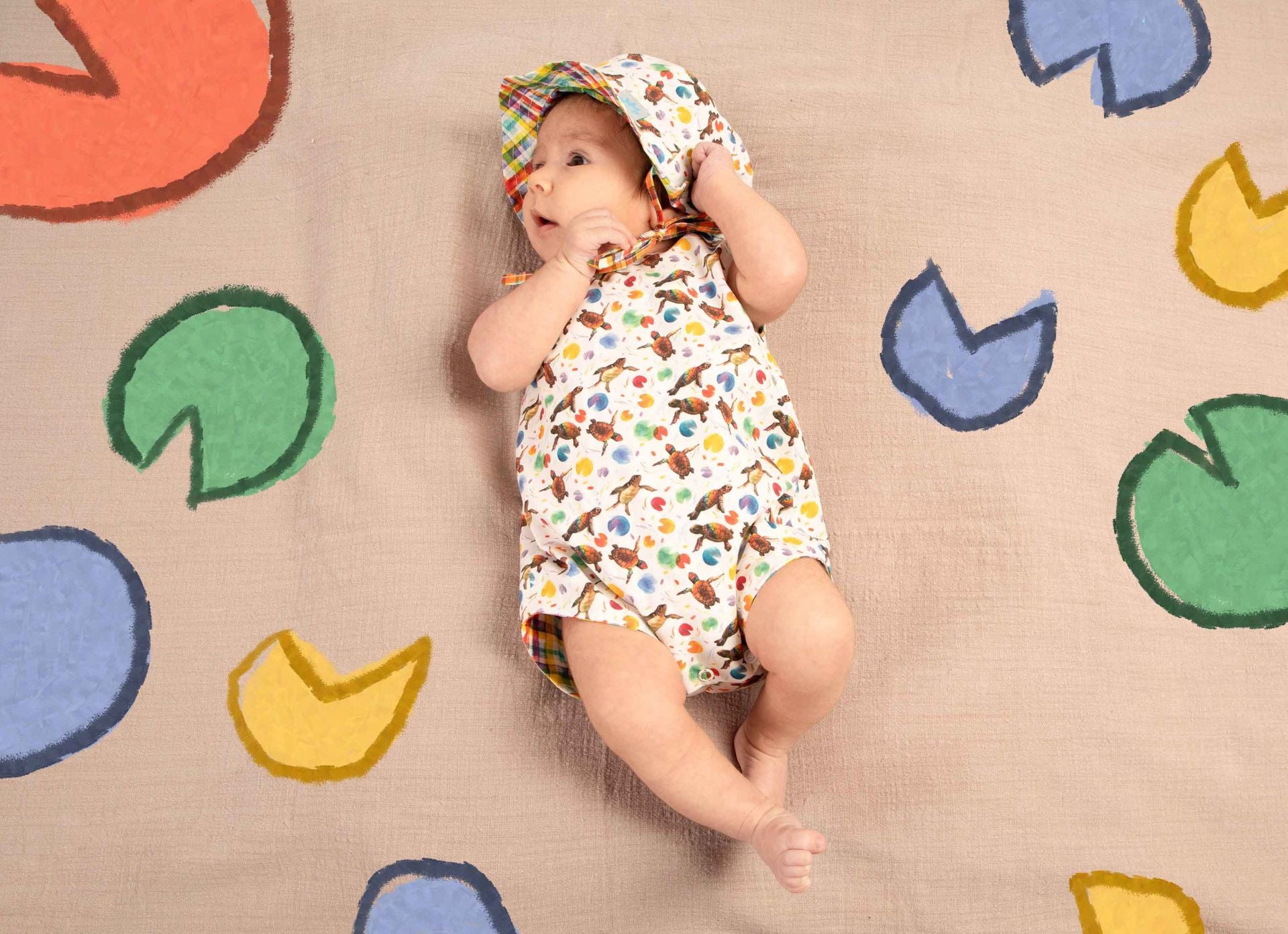 Las prendas con truco de una firma bilbaína para viajar ligero con niños sin llenar la maleta