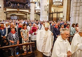 Elizalde en su entrada a la Iglesia de San Miguel, rodeado de las autoridades institucionales alavesas.