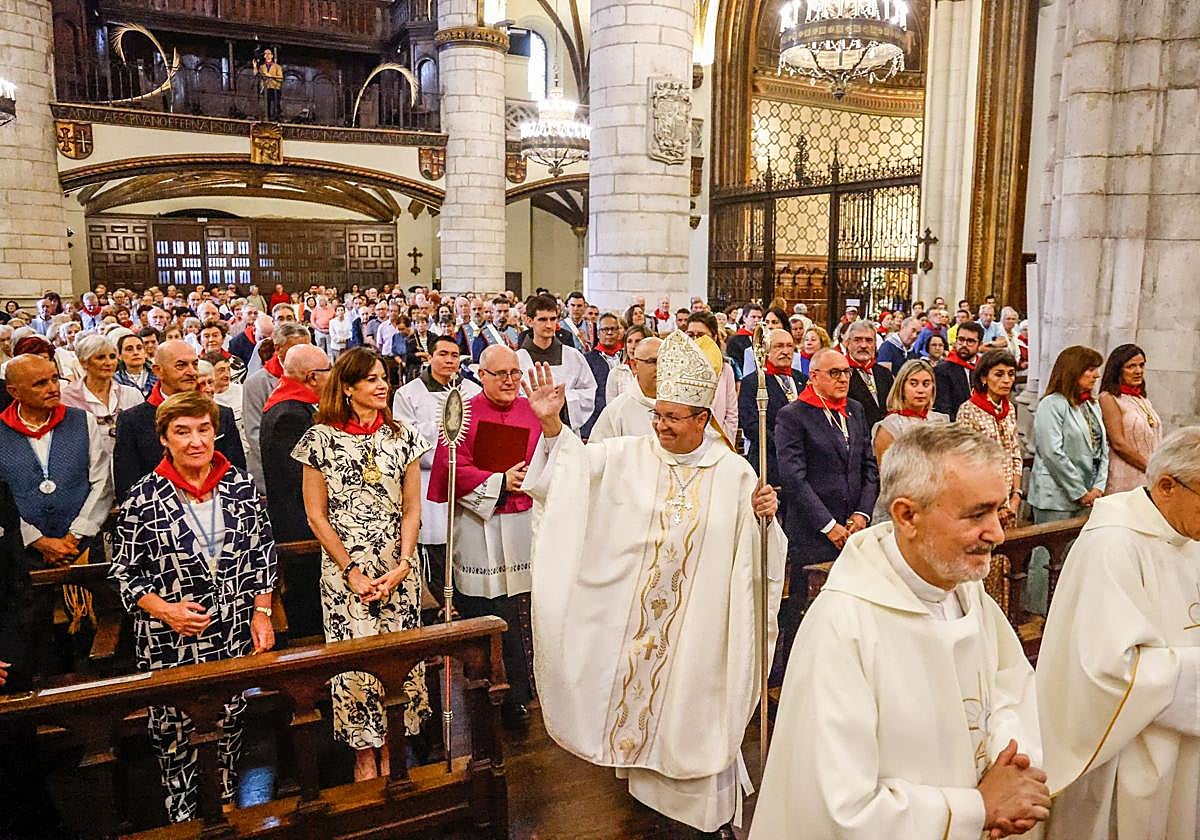 Elizalde en su entrada a la Iglesia de San Miguel, rodeado de las autoridades institucionales alavesas.