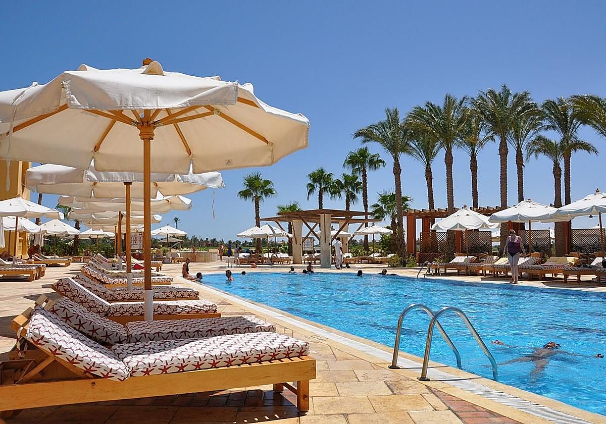 Se buscan candidatos para el mejor trabajo del verano: catador de piscinas por 1.850 euros al mes