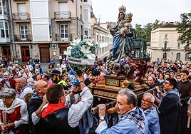 La imagen de la Virgen Blanca, a su llegada a las escalinatas de San Miguel.
