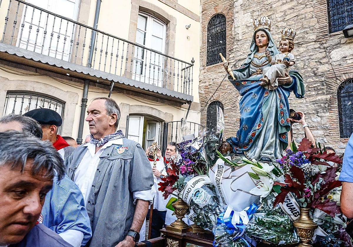 La imagen de la Virgen Blanca, a su llegada a las escalinatas de San Miguel.