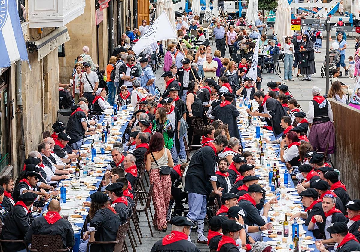 Los Txismes celebran su comida anual.