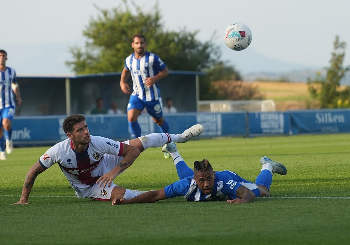 Mariano cae al suelo en una acción del partido.