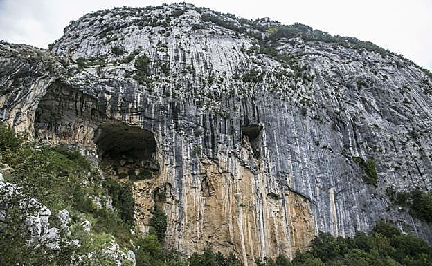 Vista exterior de la cueva de Covalanas.