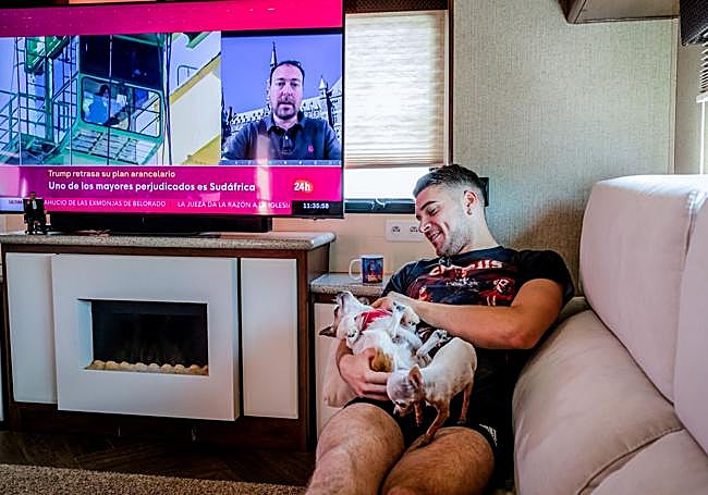 Claudio Rossi descansa en el sofá de su roulotte.