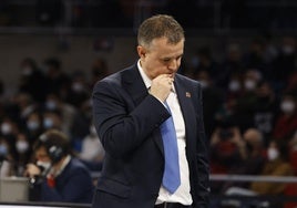 David Gil, con gesto reflexivo como técnico del Baskonia.