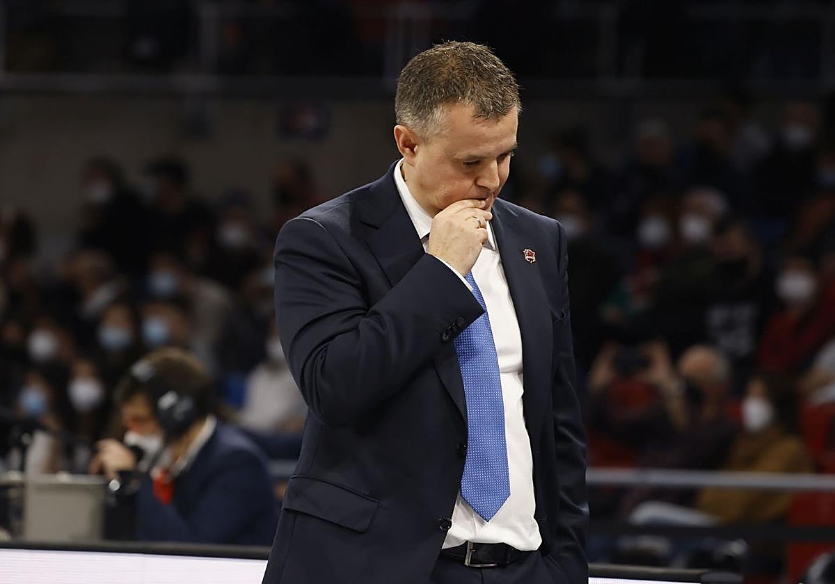 David Gil, con gesto reflexivo como técnico del Baskonia.