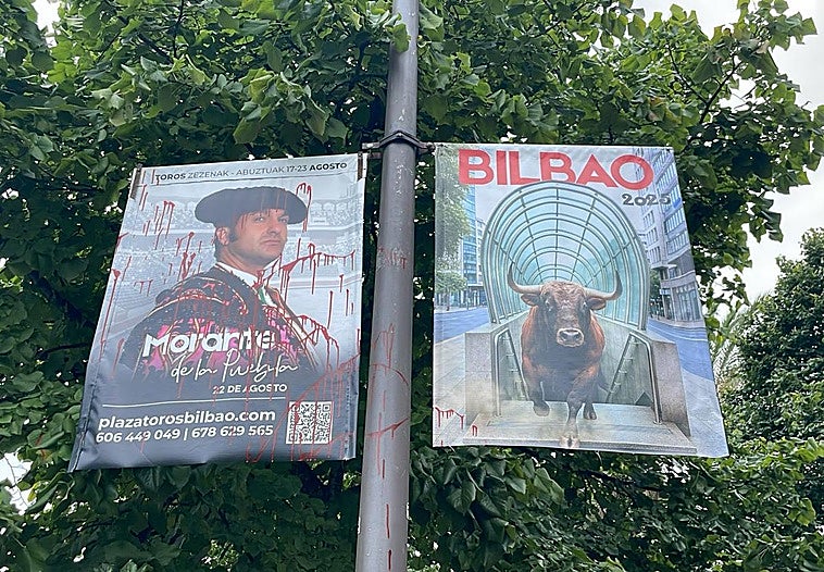 Lanzan pintura roja contra los carteles que anuncian a las figuras del toreo de la Aste Nagusia