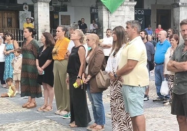 Decenas de personas guardan un minuto de silencio tras la tragedia