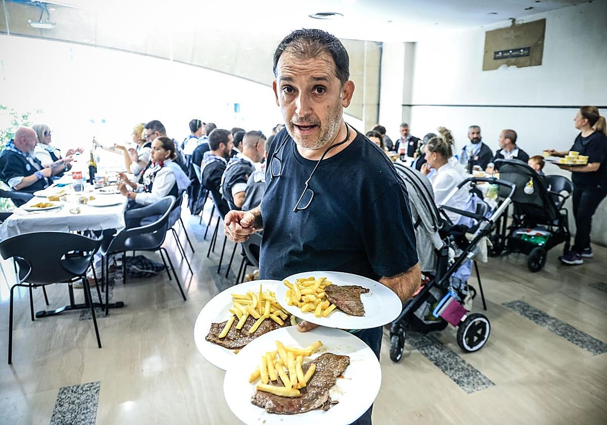 Álvaro González se dispone a dar de comer a los Luken.