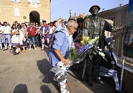El padre de Ekhi Arroyo deposita un ramo de flores en la estatua de Celedón.