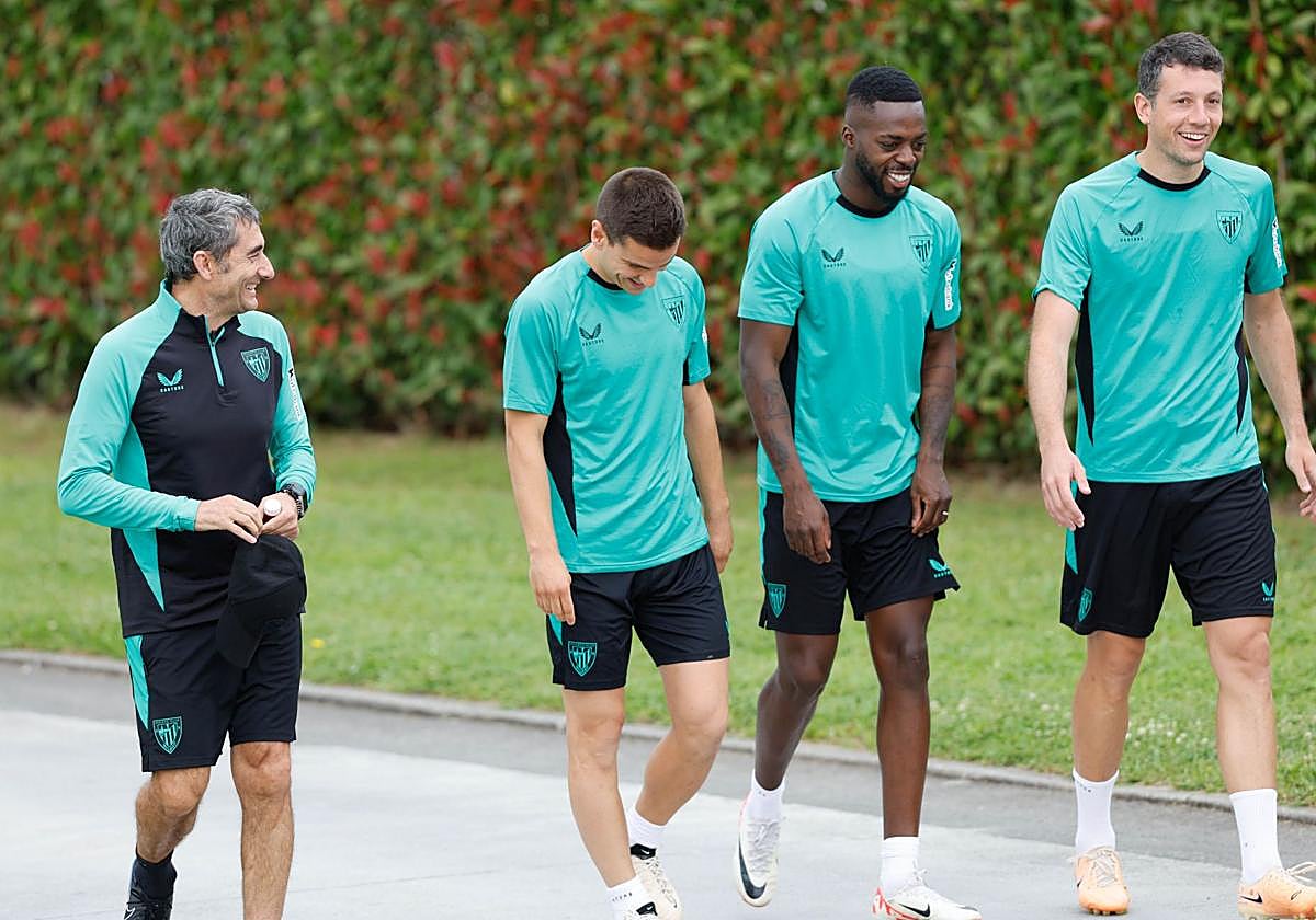 Ernesto Valverde, Iñigo Ruiz de Galarreta, Iñaki Williams y Mikel Vesga sonríen durante un entrenamiento reciente.