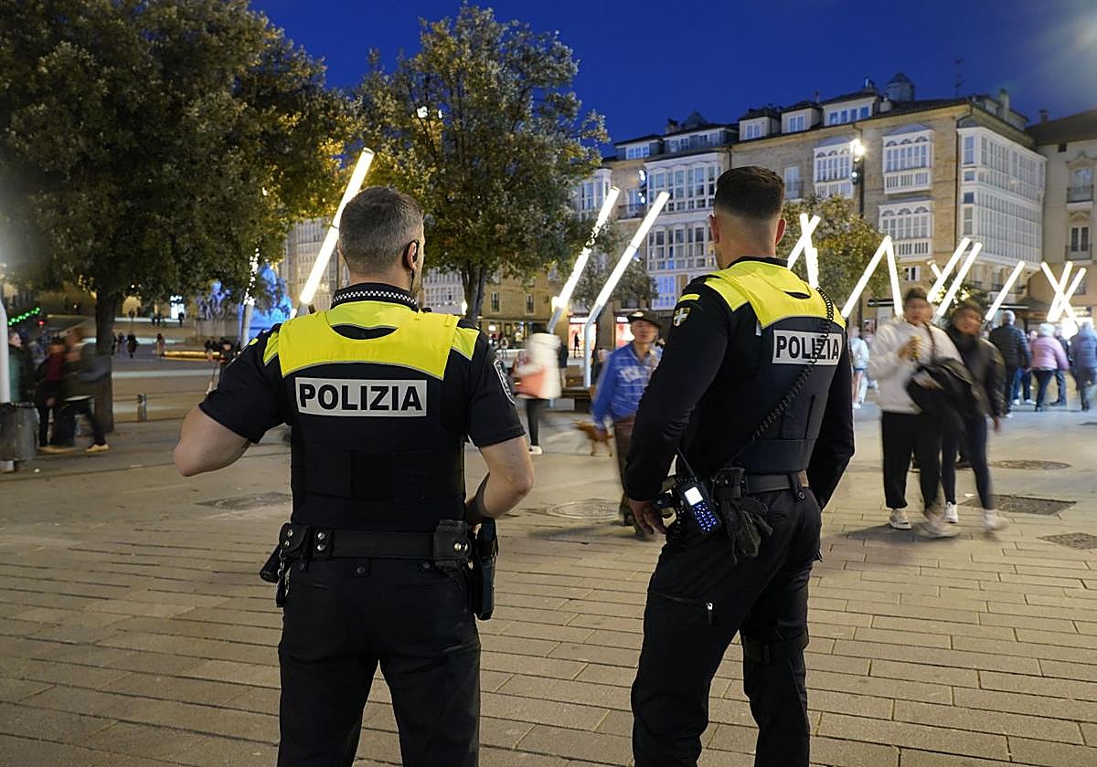 Agentes de la Policía Local, en la plaza de la Virgen Blanca de Vitoria.