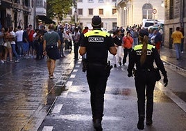 Agentes de la Policía Local patrullan a pie por el centro de Vitoria.