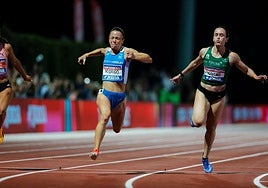 Aitana Rodrigo, a la izquierda, celebra su victoria en los 100 metros del campeonato de España.