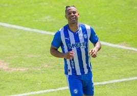 Mariano celebra uno de los dos goles que marcó con el Alavés al Castellón.