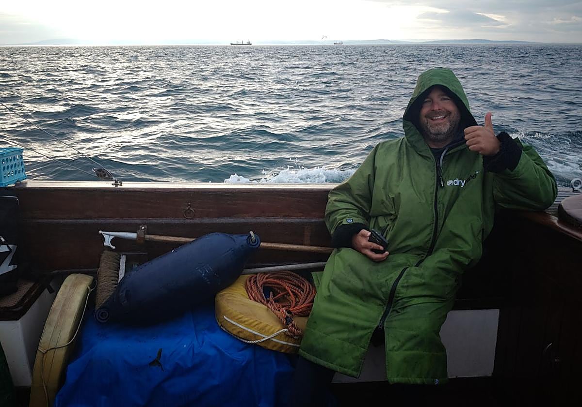 Imagen principal - El vasco que bate récords en aguas gélidas entre medusas gigantes