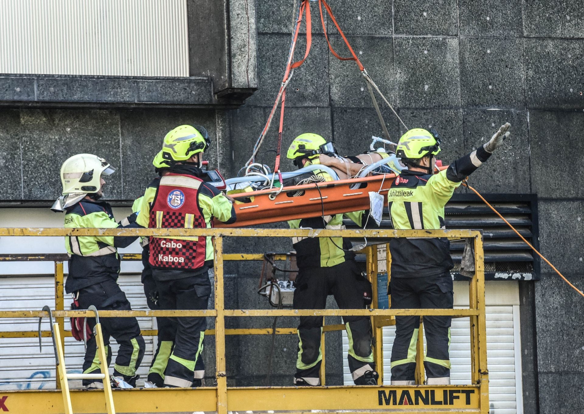 Bomberos socorren a un operario herido grave al ser atrapado por una maquina en una obra de Bilbao.
