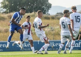 Mariano remata en el amistoso del miércoles ante el Huesca.