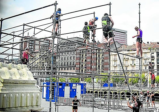 Los voluntarios comenzaron ayer las labores de montaje de las txosnas en el Arenal.