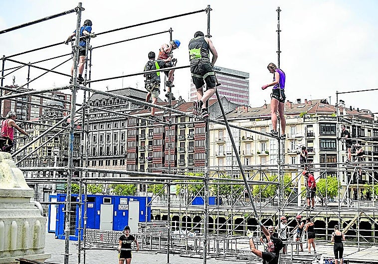 Los voluntarios comenzaron ayer las labores de montaje de las txosnas en el Arenal.