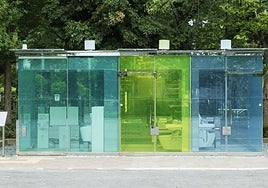 La peculiaridad de unos baños públicos: poder ver si están limpios con la puerta cerrada