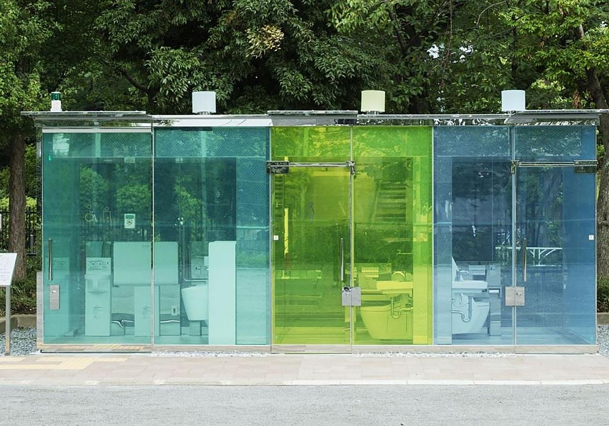 La peculiaridad de unos baños públicos: poder ver si están limpios con la puerta cerrada