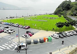 Vista de la campa situada junto al Puerto Viejo, que suele acoger conciertos y festivales.