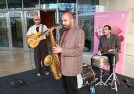El sustituto Dani Artetxe (guitarra), Pablo Maza (tenor) y Daniel Pimenta (batería) abriendo con 'Poinciana'.