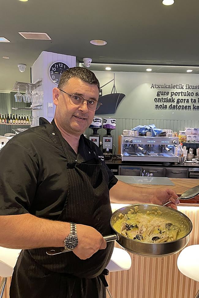 El cocinero ondarrés Santi Ríos Urrutia, Piper, con un cogote de merluza al pilpil.