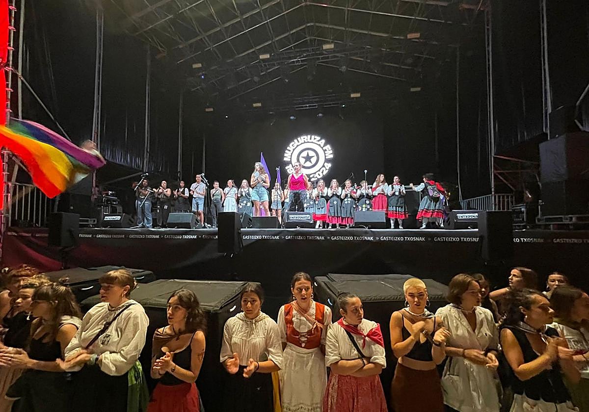 Muchas neskas se han subido al escenario antes del concierto para denunciar la agresión.