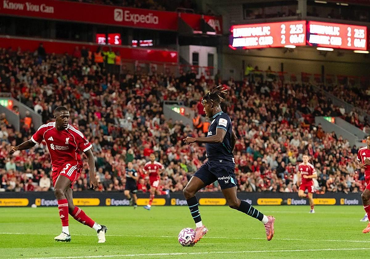 Nico encara a Konaté el lunes en Anfield.