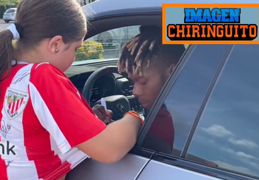 La niña que ha viajado 700 kilómetros para que Nico Williams le firme su camiseta