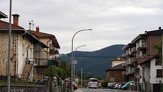 Okondo arropa a la familia del niño de 12 años que se despeñó al mar en Castro