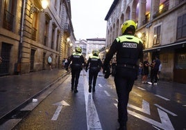 Agentes de la Policía Local patrullan por las calles de Vitoria.