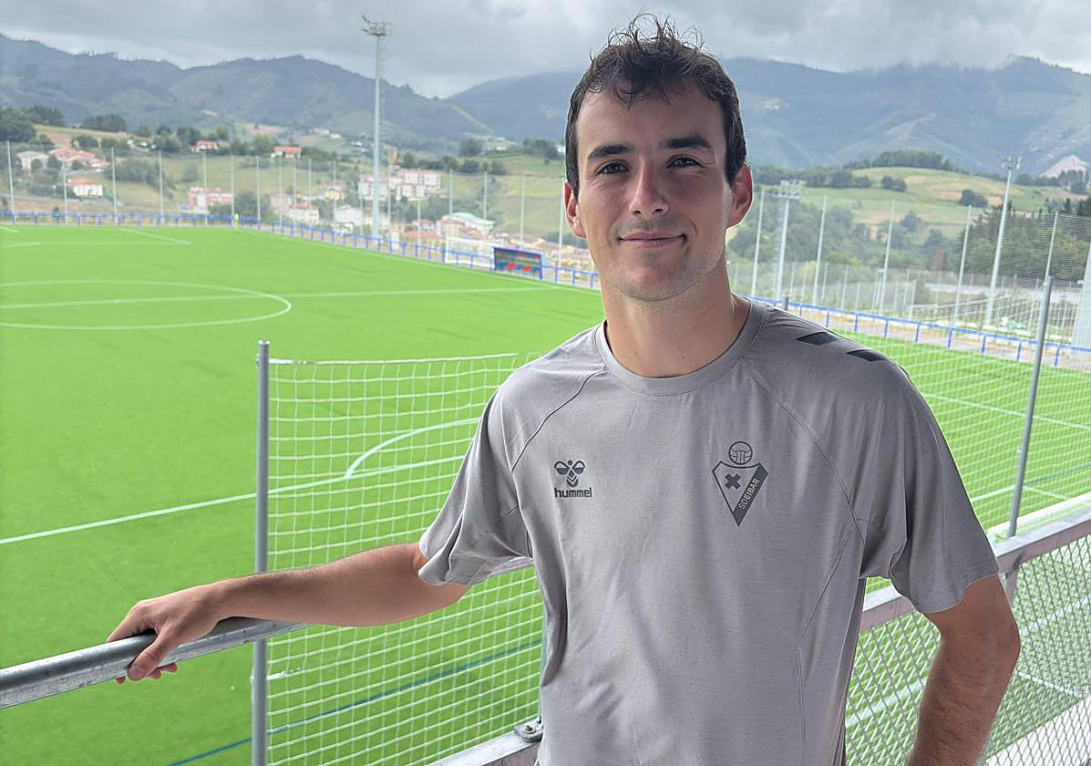 El mediapunta eibarrés posa en las recién estrenadas instalaciones deportivas de Areitio.