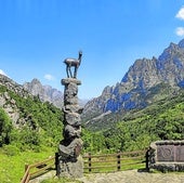 El mirador del Tombo, sobre el bosque de Corona. Debajo, rincón de Cordiñanes con los hórreos en primer plano.