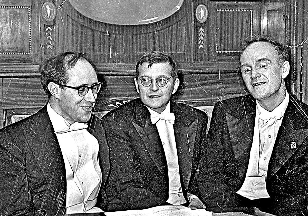 Imagen secundaria 1 - Evocadora imagen de Shostakovich en 1957, arriba. Con Rostropovich y Richter, en el centro. Con Bertolt Brecht en Berlín en 1954, abajo. 