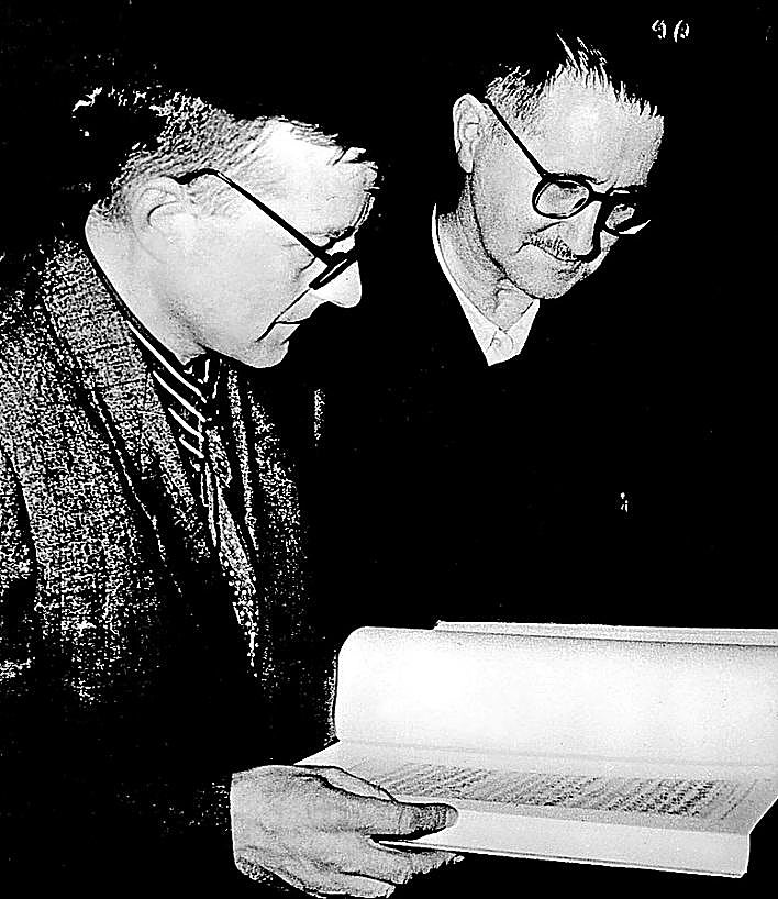 Imagen secundaria 2 - Evocadora imagen de Shostakovich en 1957, arriba. Con Rostropovich y Richter, en el centro. Con Bertolt Brecht en Berlín en 1954, abajo. 