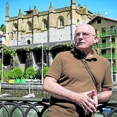 Badiola, ante la iglesia de Ondarroa, que tiene protagonismo en su novela.