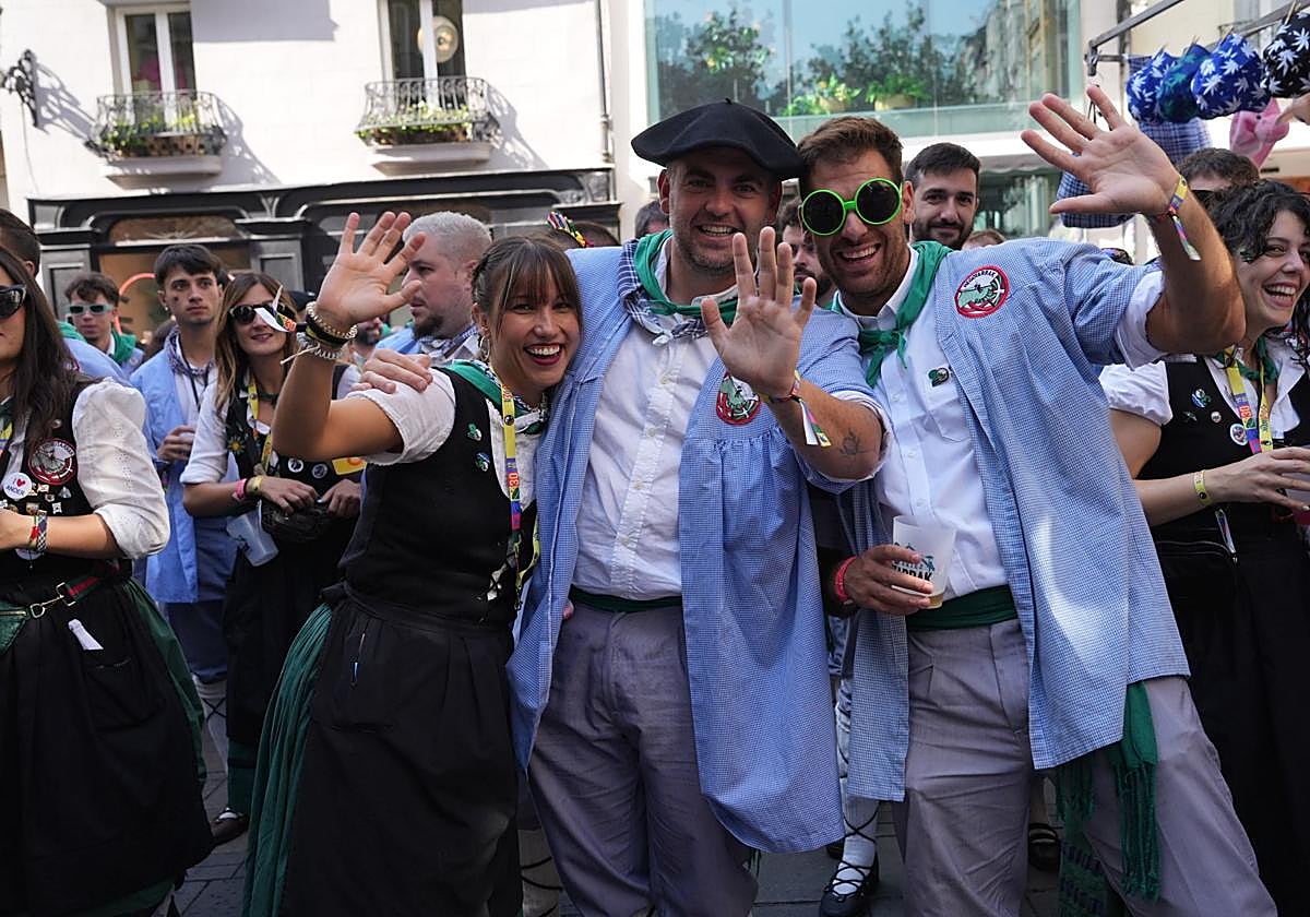 Iñaki Kerejazu (en el centro) rodeado de un blusa y una neska de su cuadrilla, Hegotarrak.