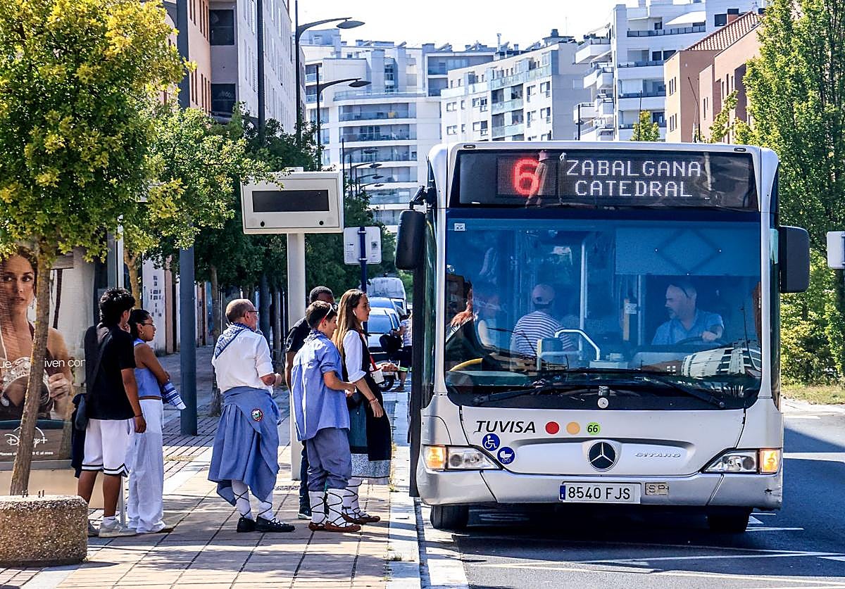 En estas jornadas, blusas y neskas se trasladan de los barrios al centro de la ciudad en autobús para pasar las fiestas