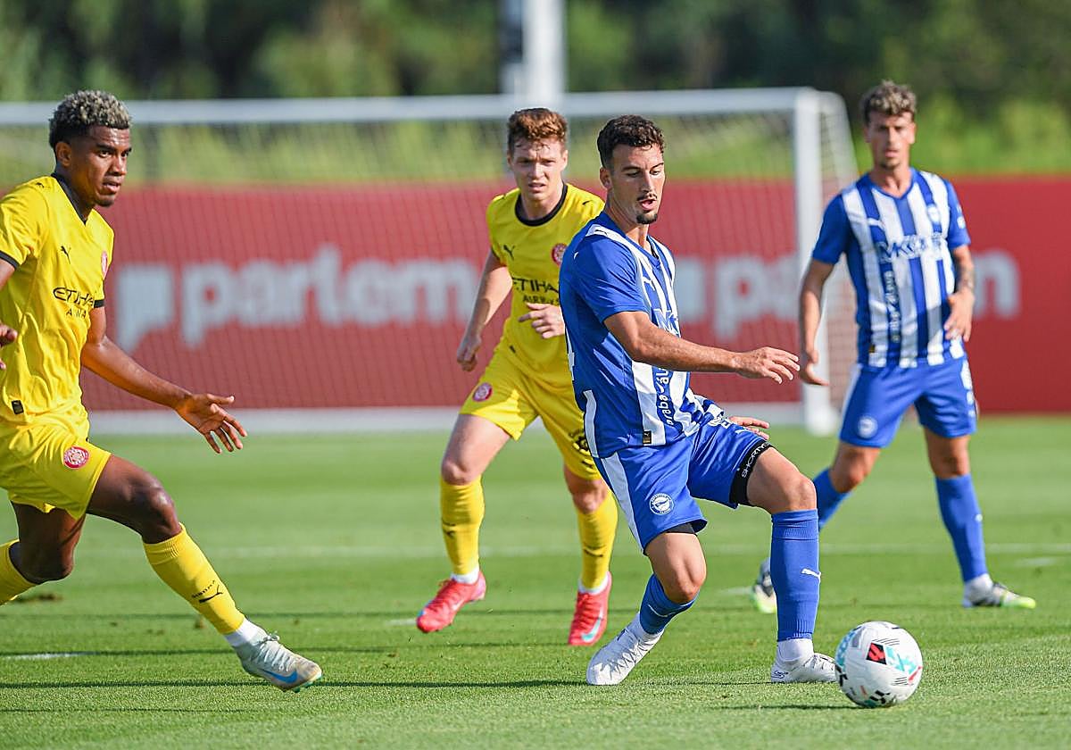 Víctor Parada realiza un pase durante el amistoso ante el Girona.