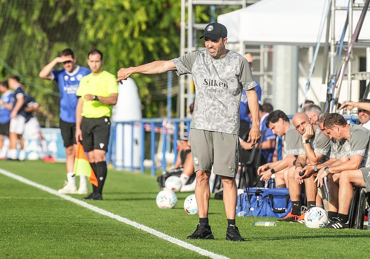 Coudet da instrucciones en el amistoso ante el Huesca.