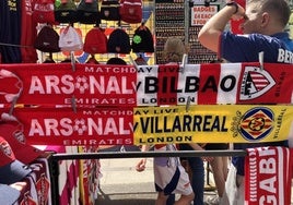 Una de las bufandas con el Arsenal-Bilbao.