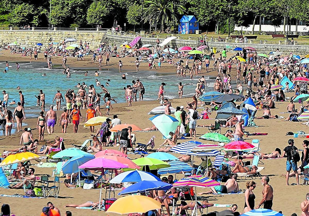 El fácil acceso a la playa de Ereaga y su ubicación urbana convierte el arenal getxotarra en uno de las más utilizados, tanto por grupos de jóvenes como familias.