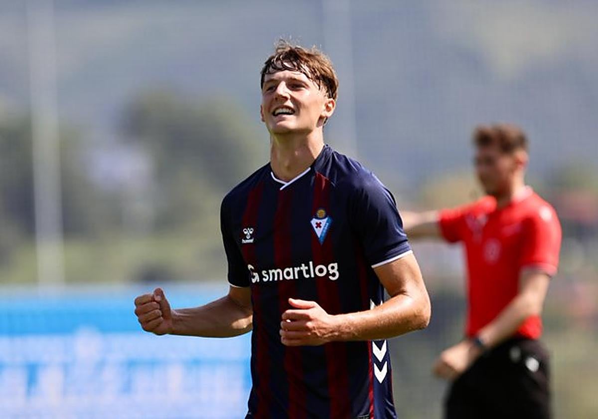 Hugo Rincón celebra el gol con el que el extremo del filial otorgó la victoria al Eibar ayer en Areitio.