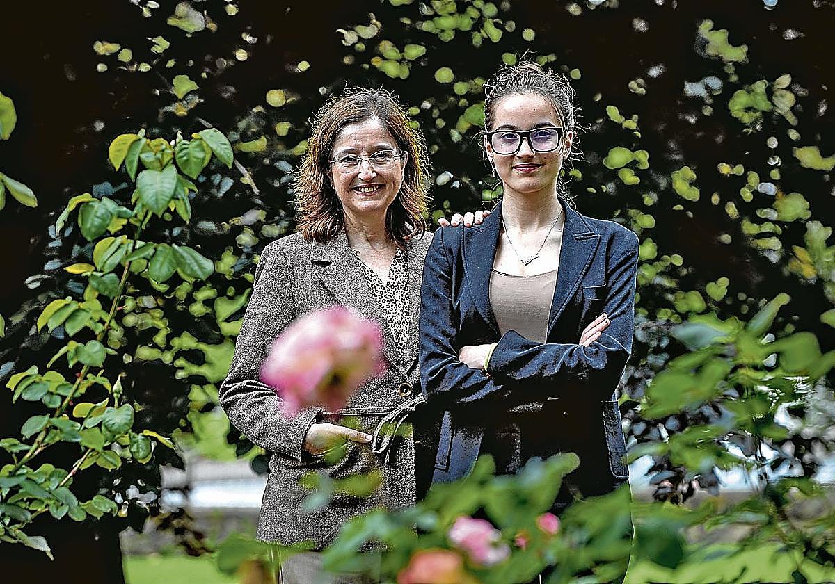 Leixuri Martínez, alumna del instituto de Burdinibarra de Trapagaran, junto con su tutora en el programa, Marta Enciso.