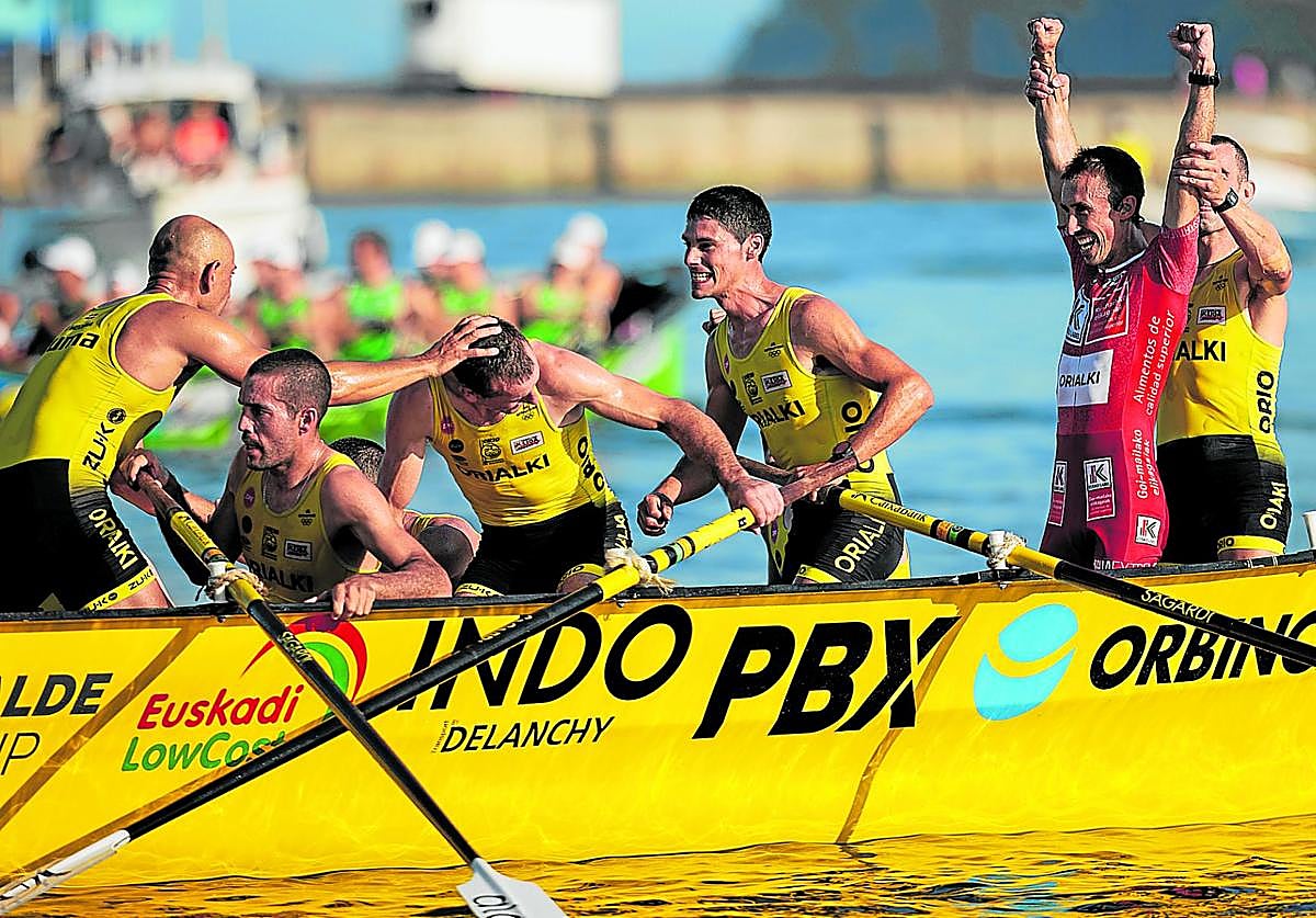 La tripulación de Orio celebra por todo lo alto el sufrido triunfo cosechado en aguas de Pobra do Caramiñal.